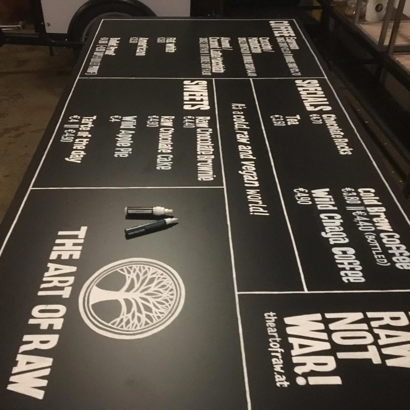 Arbeitsansicht der großformatigen Kreidetafel von The Art of Raw
