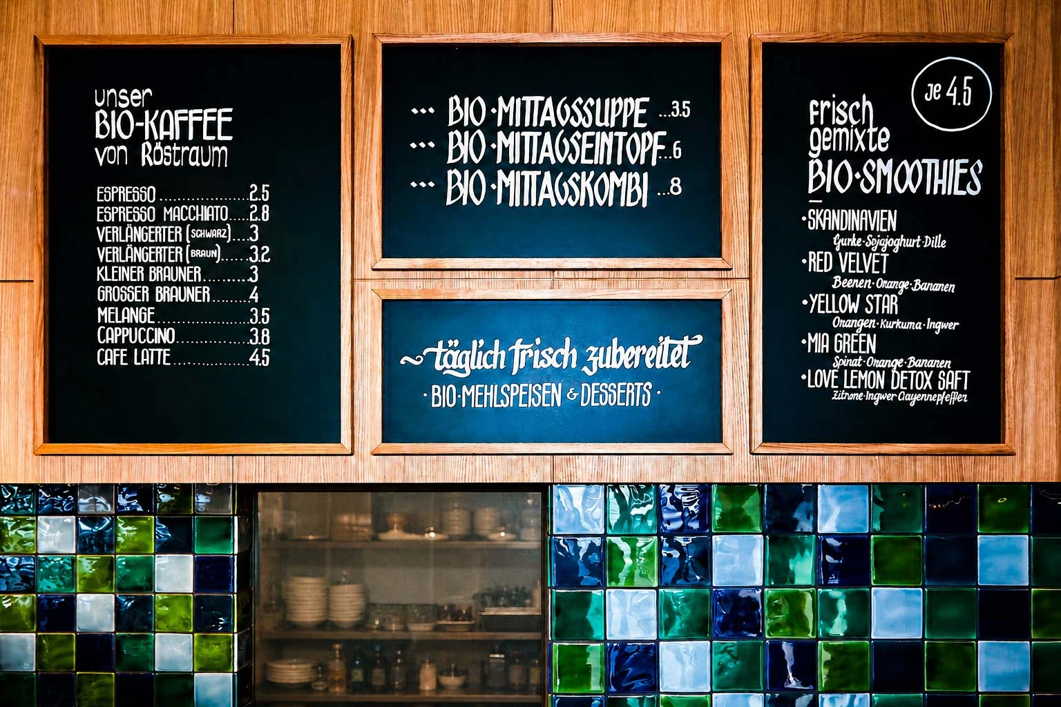 Handgeschriebene Kreidetafeln mit Kaffee-, Suppen- und Smoothieangeboten in einem Gastronomiebetrieb