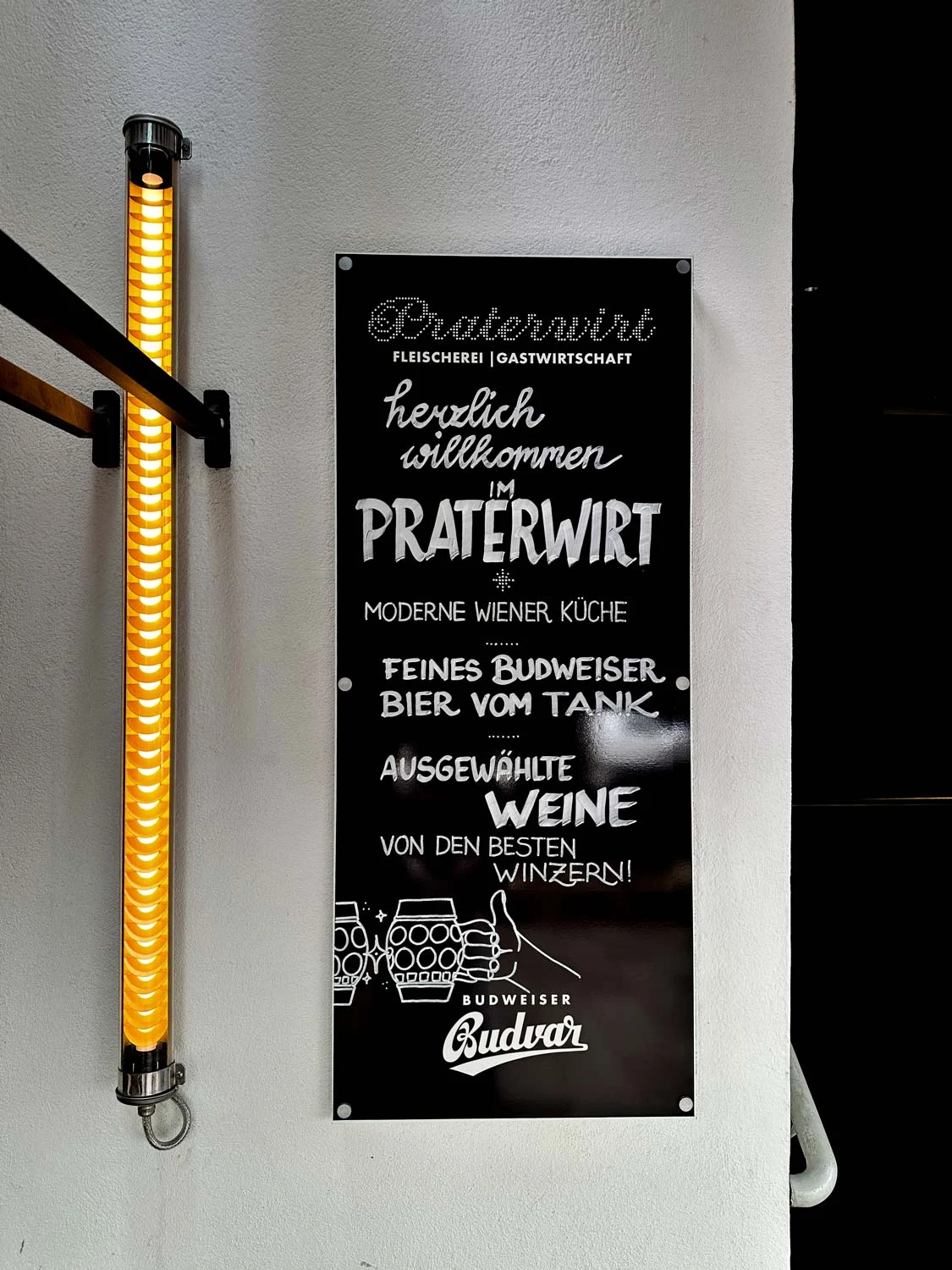 Vertikale handbeschriftete Kreidetafel des Praterwirt