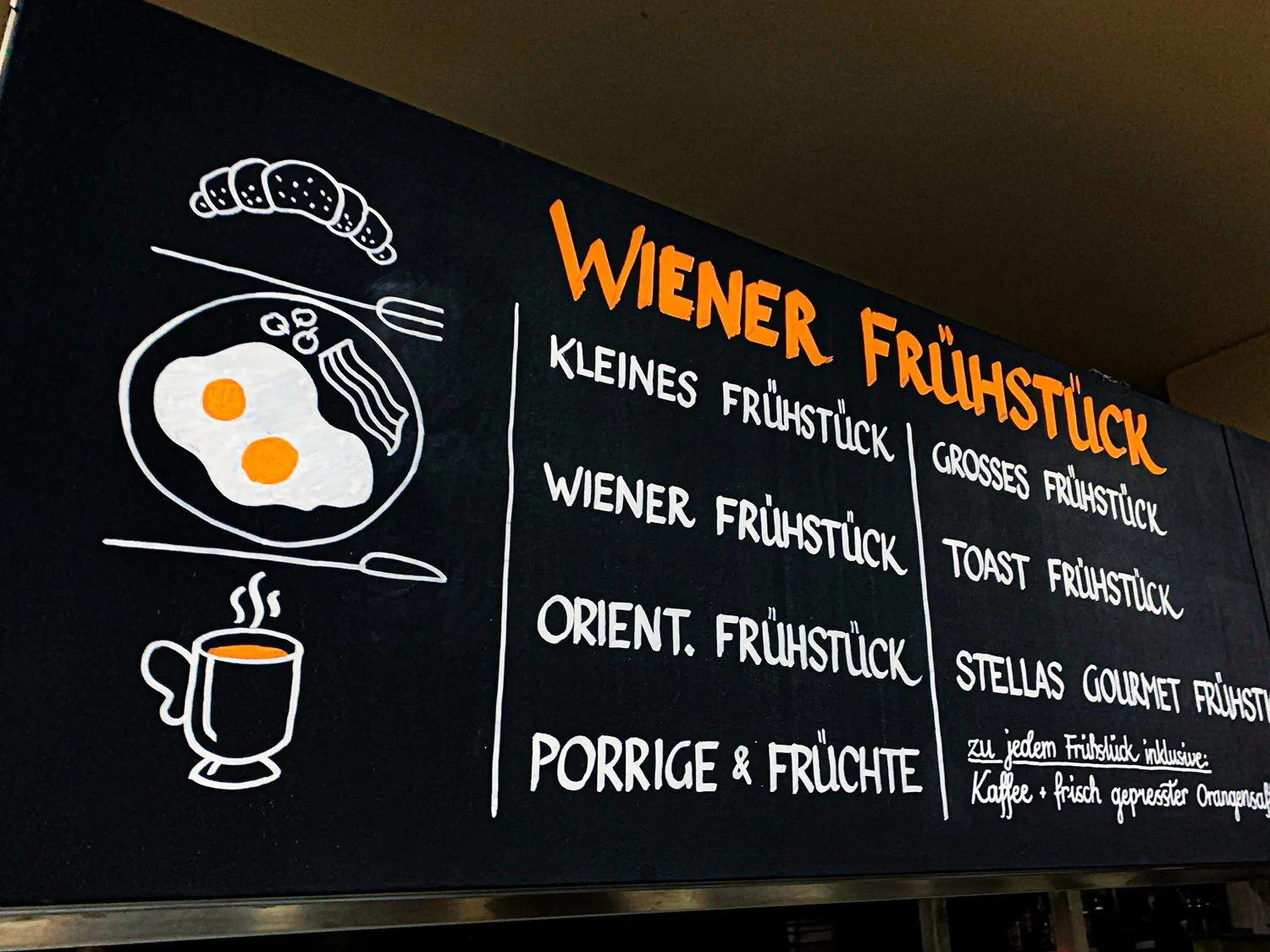Detail einer handgezeichneten Frühstückstafel mit Illustrationen und Lettering