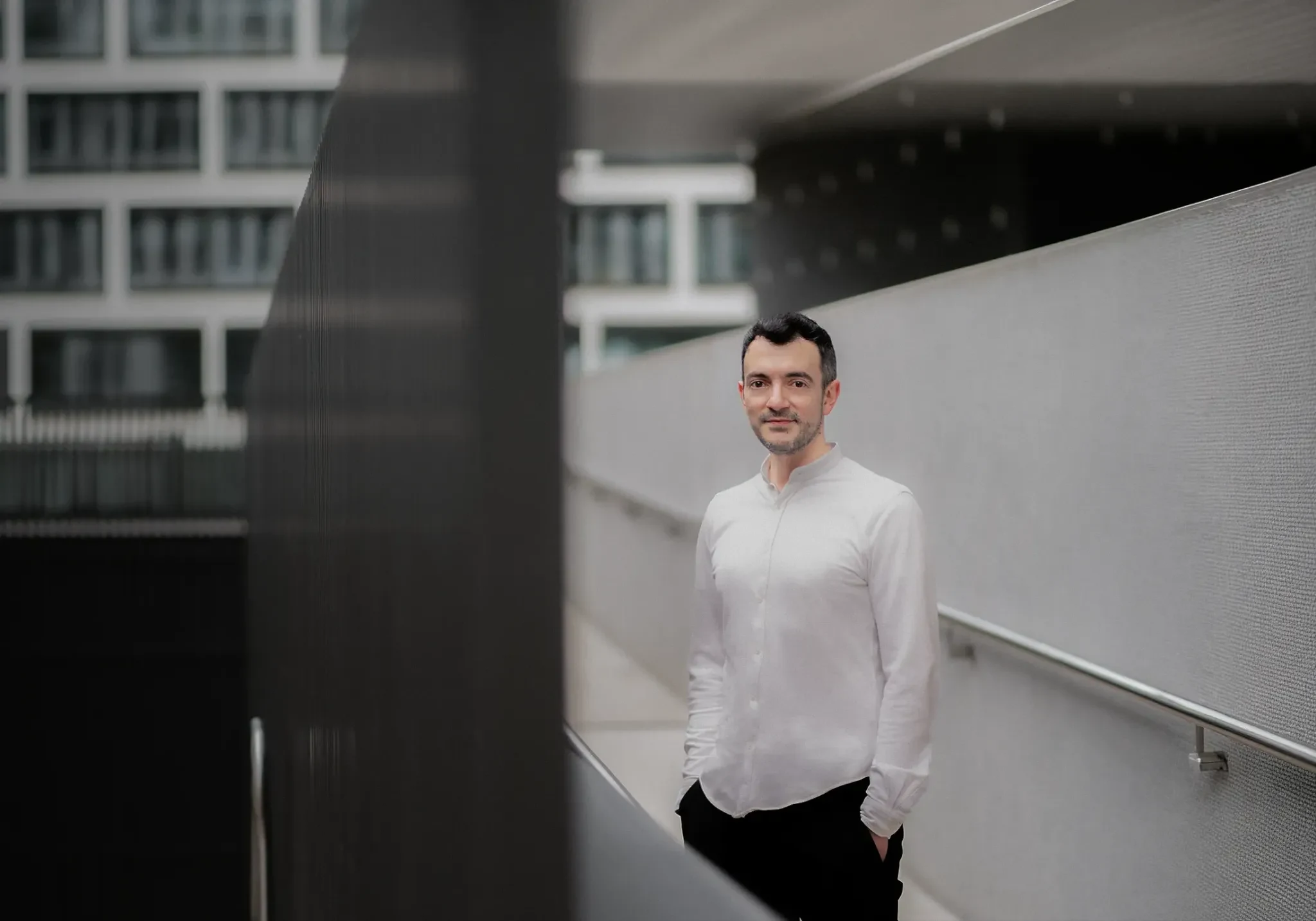 Roy Riginashvili in einer architektonischen Umgebung