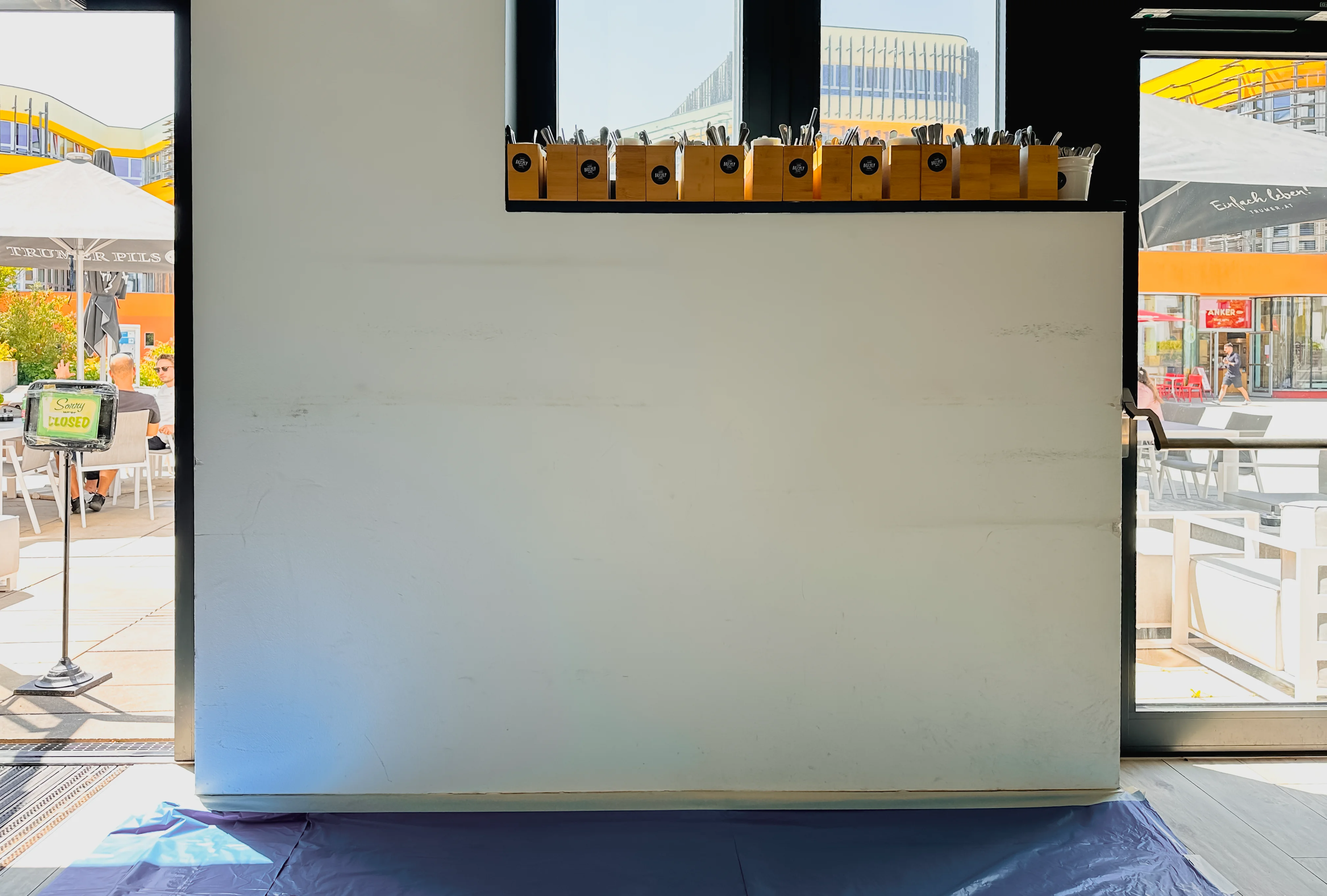 Leere Wand bei Baschly vor der Wandmalerei
