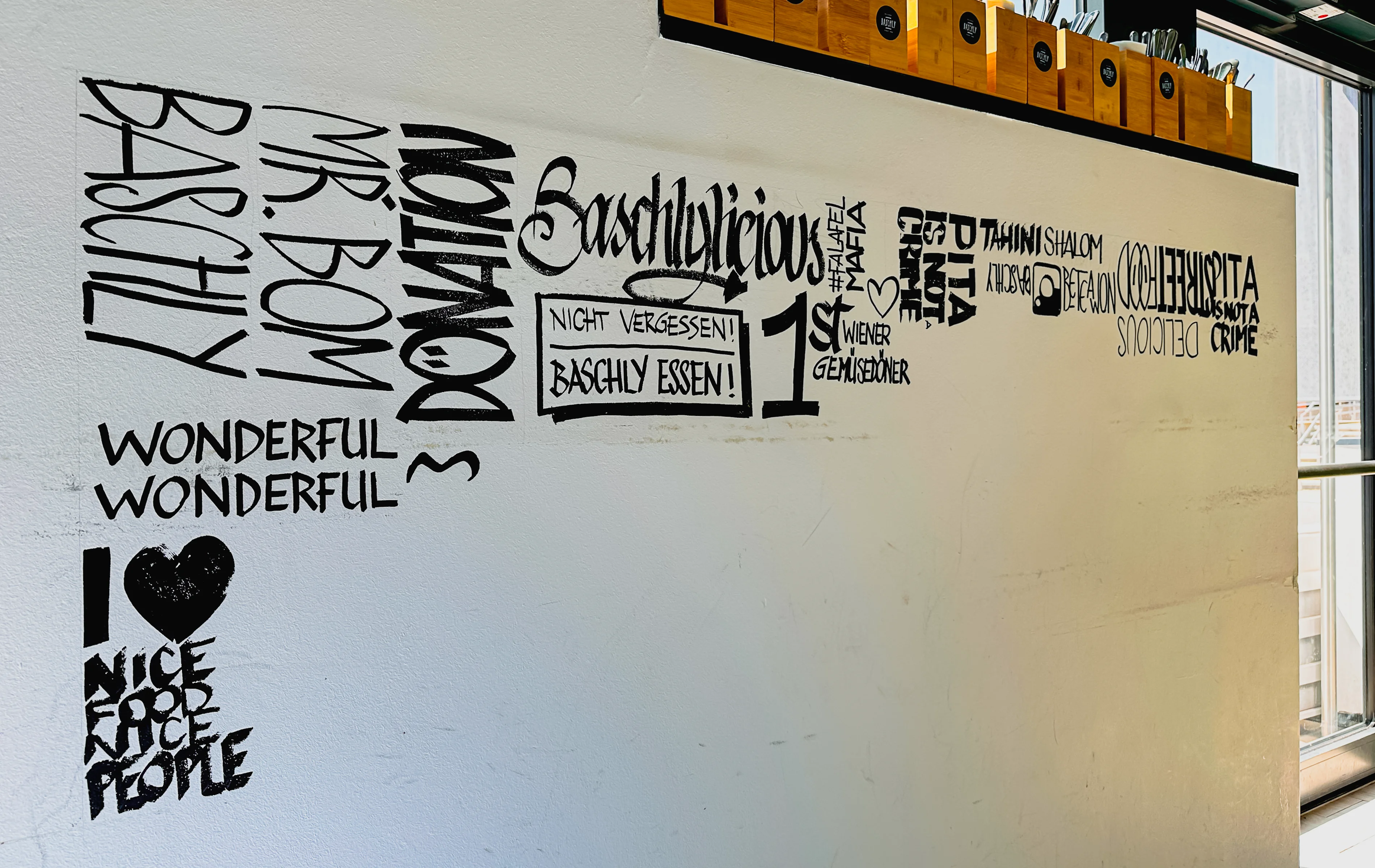 Beginn des typografischen Musters an der Baschly Wand