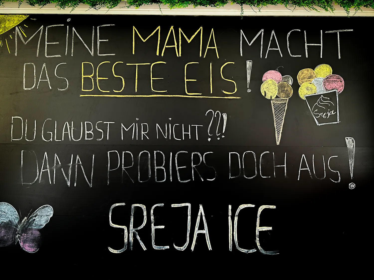 Außentafel eines Eislokals vor dem Redesign