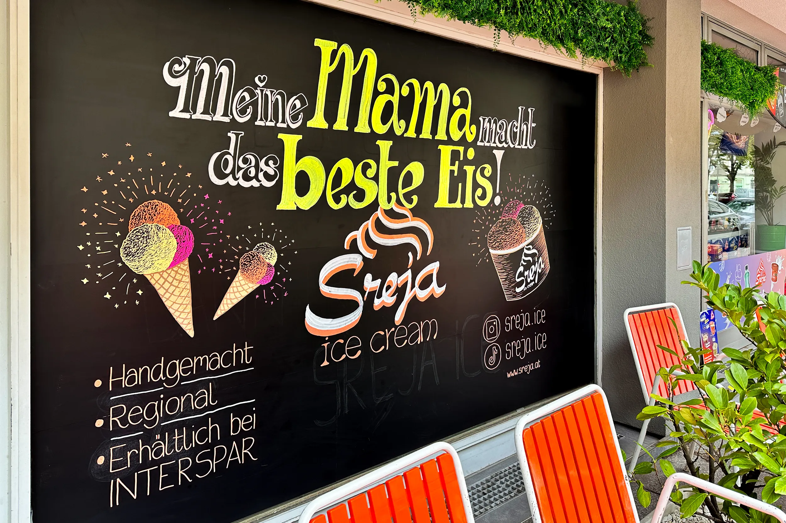 Neu gestaltete Außentafel eines Eislokals