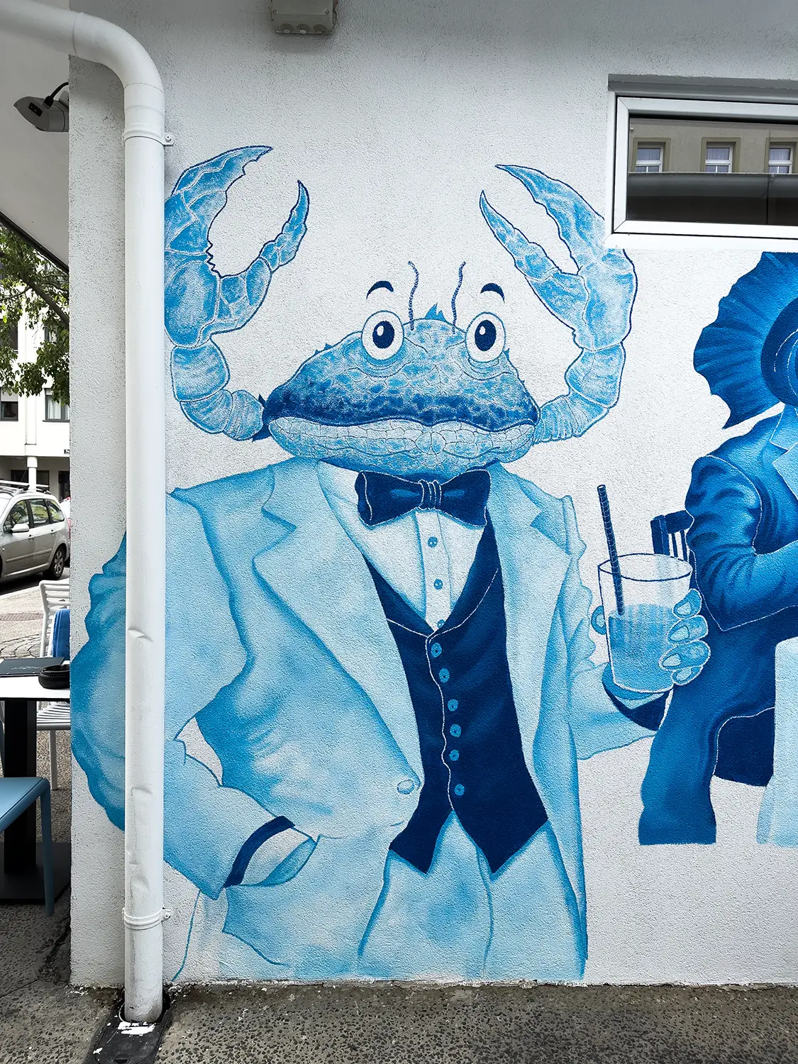 Krabbencharakter im Anzug als Teil der Wandmalerei