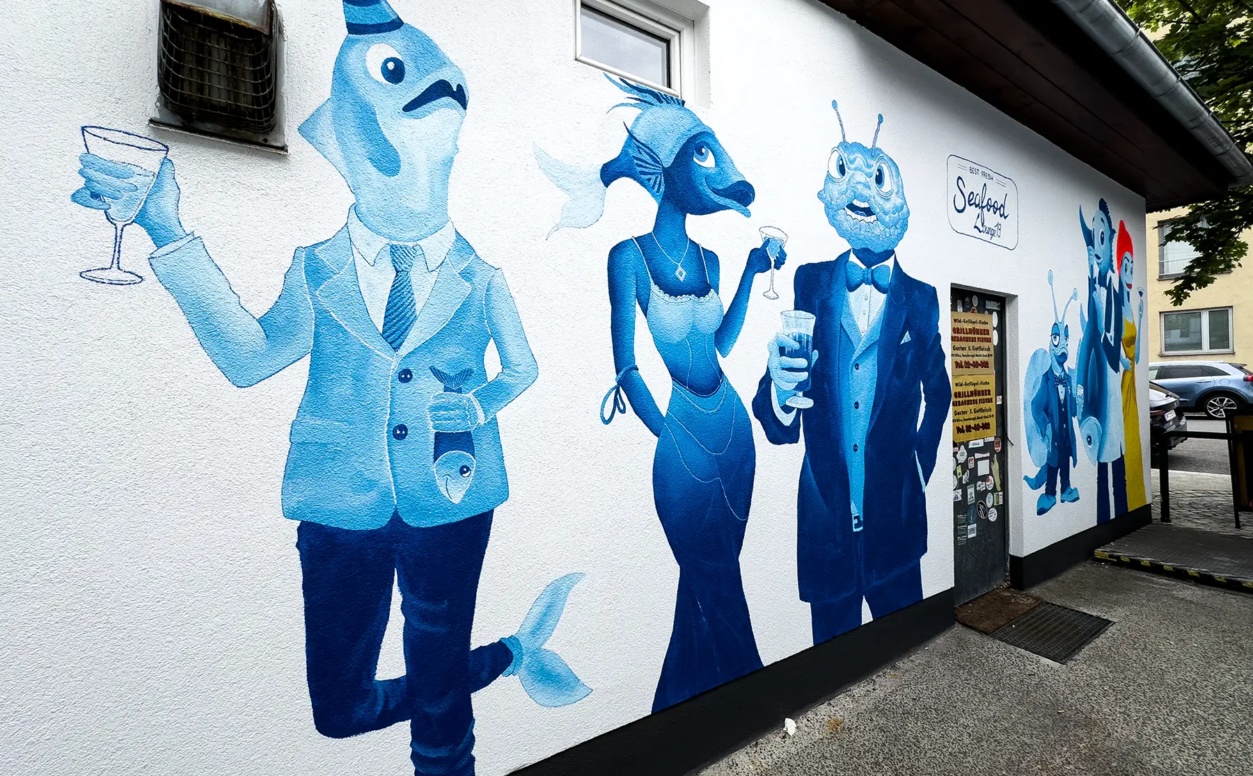 Mehrere Fischcharaktere an der Außenecke der Seafood Lounge