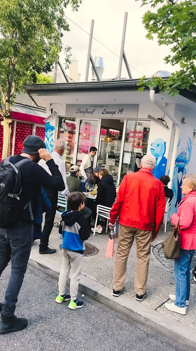 Passanten beobachten die Entstehung der Wandmalerei