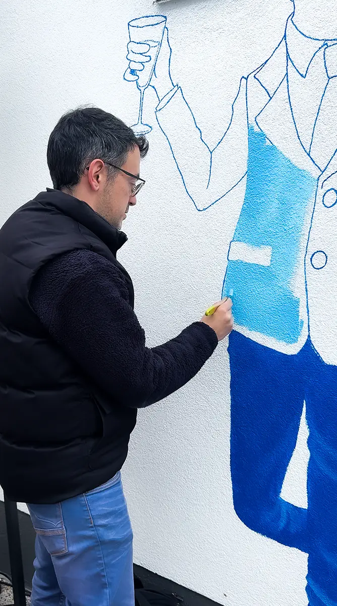 Roy Riginashvili beim Malen an der Wand der Seafood Lounge