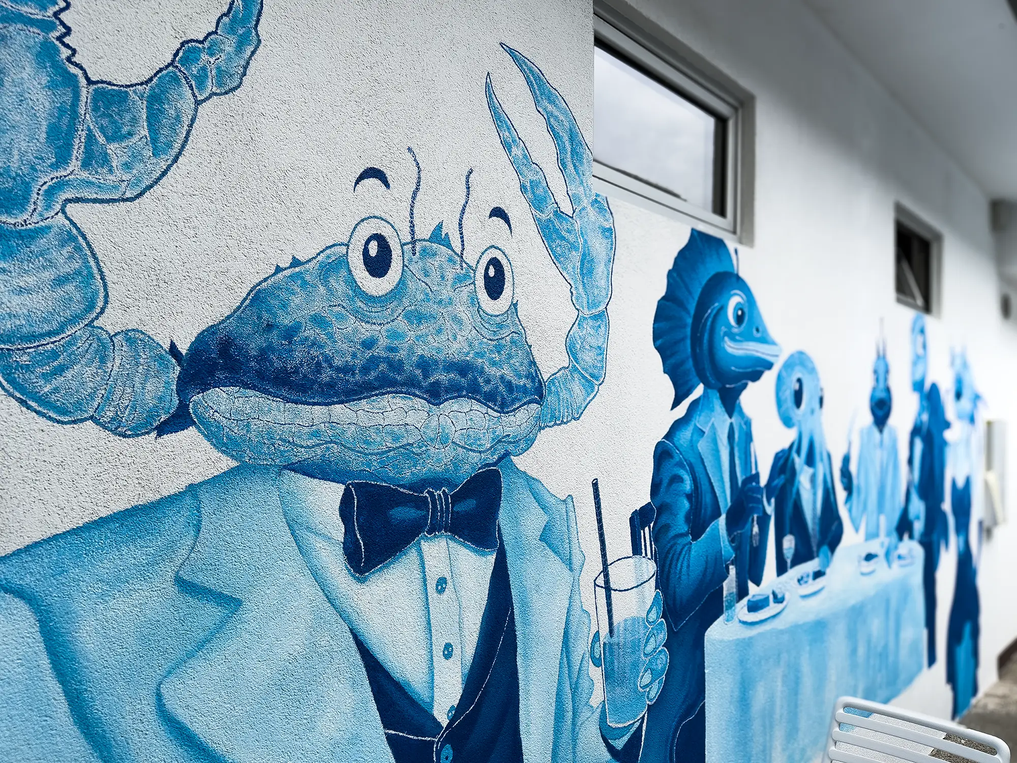 Fischgesellschaft an einem Tisch als Teil der Wandmalerei