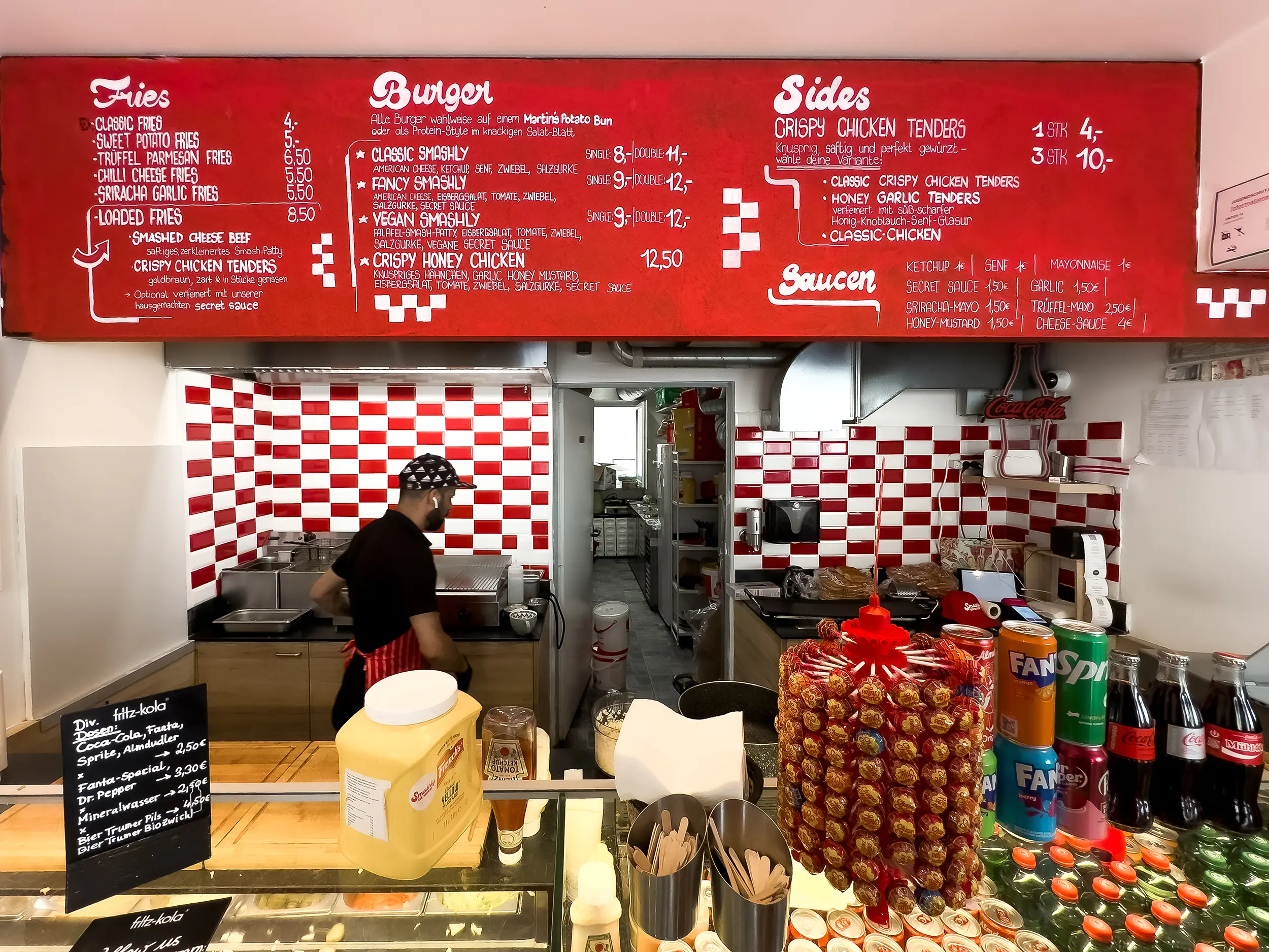 Handgemalte Menütafeln über der Bar von Smashly