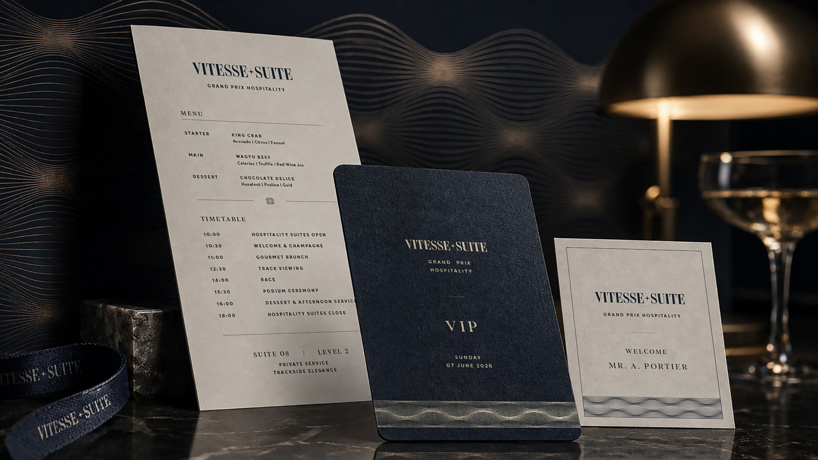 Vitesse Suite Brand-, Material- und Printsystem in einer dunklen Hospitality-Inszenierung